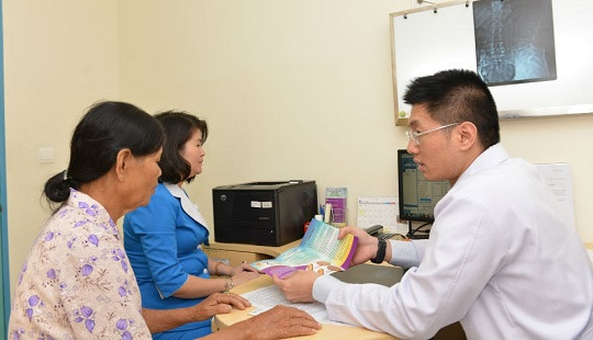 Suýt tàn phế vì chữa viêm khớp bằng phương pháp dân gian