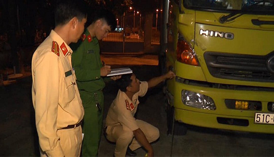 Tài xế xe tải bỏ chạy sau khi tông cụ bà nguy kịch