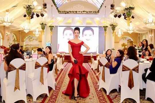 Trịnh Kim Chi diện cây đỏ lộng lẫy như nữ hoàng