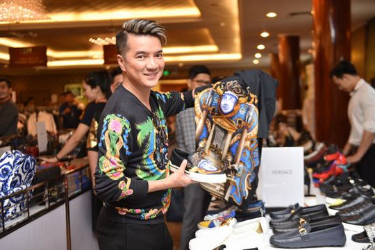 Săn hàng hiệu giảm giá như Đàm Vĩnh Hưng và Hương Giang idol