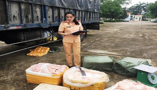 Bắt giữ xe tải chở 2,5 tấn thịt lợn thối trên đường đi TP Hồ Chí Minh tiêu thụ
