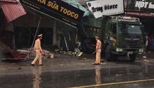 Xe tải tông sập nhà dân, hai mẹ con tử vong