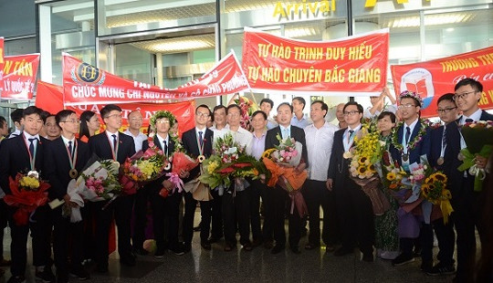 Chào đón những người hùng đội tuyển Olympic Hóa học và Vật lý trở về
