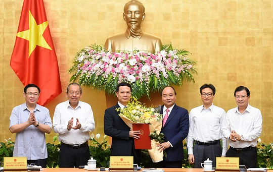Thủ tướng trao Quyết định giao quyền Bộ trưởng Thông tin và Truyền thông