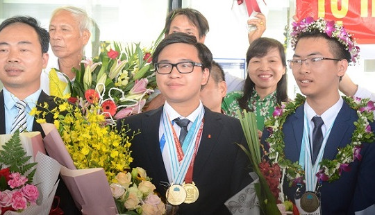 "Chàng trai vàng" Hóa học chọn theo đuổi truyền thống gia đình
