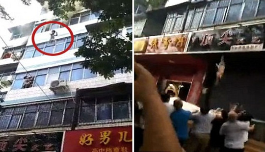 Mẹ tuyệt vọng ném hai con từ tầng 4 xuống khi xảy ra hỏa hoạn