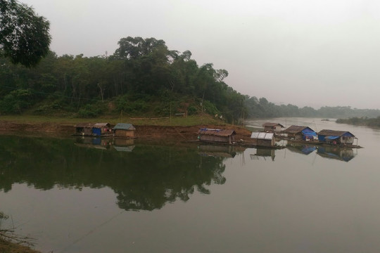 Đời vạn chài  dưới cầu Khe Thơi