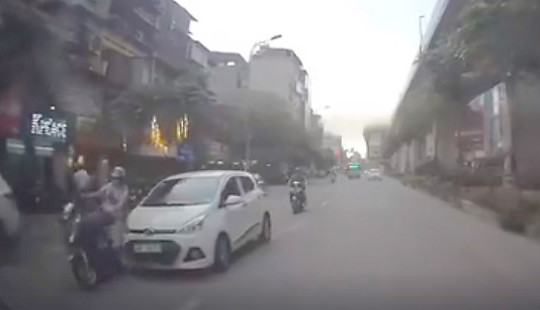 Xe ô tô điên tông hàng loạt xe trên phố vẫn cố tình bỏ chạy