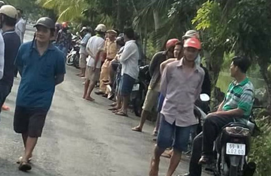 Tưới xăng đốt nhà khiến 2 người chết và đâm vợ nguy kịch