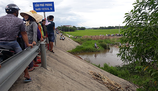 Dân làng đổ xô tìm kiếm bé trai 27 tháng tuổi "mất tích"