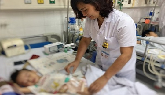 Nhiễm ấu trùng giun từ chó mèo, bé 2 tuổi bị đục thủng 50 lỗ trong ruột