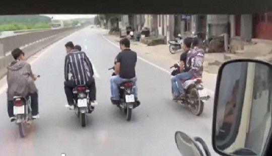 Xử phạt nhóm thanh niên đầu trần đi xe máy, dàn hàng trước đầu ô tô trên quốc lộ