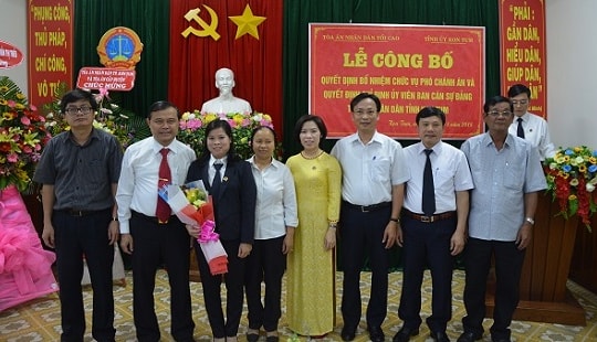 Trao quyết định bổ nhiệm Phó Chánh án TAND tỉnh Kon Tum