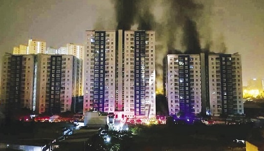 Vụ cháy chung cư Carina: Chỉ mình chủ đầu tư chịu trách nhiệm và bồi thường thiệt hại?