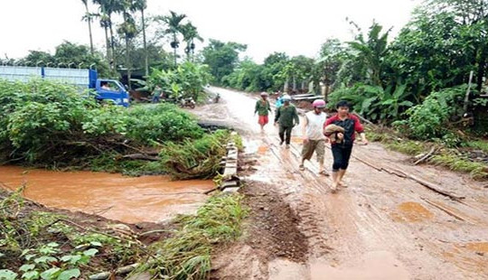 Nước tràn cầu, thanh niên đi xe máy bị cuốn trôi