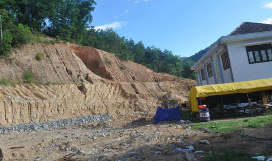 Lo núi “ngoạm” khu trung tâm hành chính, huyện khẩn cấp gia cố sạt lở