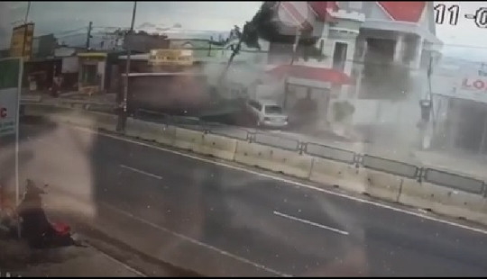 Xe chở cát đen lao vào nhà dân, bé gái 10 tuổi chấn thương nặng