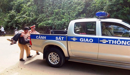 CSGT Thanh Hóa đưa người gặp nạn ven đường đi cấp cứu