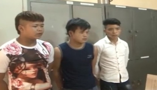 Dùng gậy tre chặn đường cướp tài sản