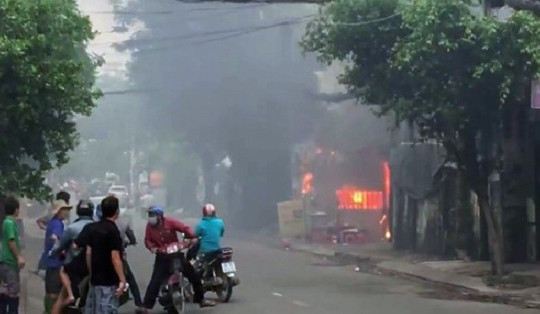 TP.HCM: Cháy bãi giữ xe ở quận Tân Bình, 3 ô tô bị thiêu rụi
