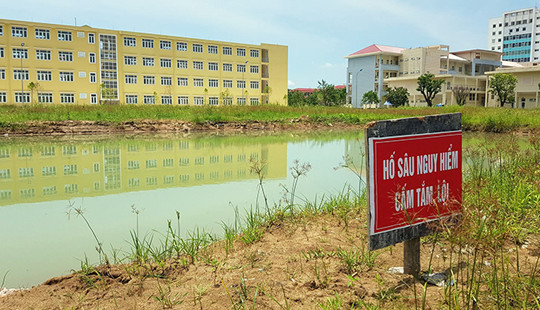 Hai bé trai đuối nước trong trường đại học