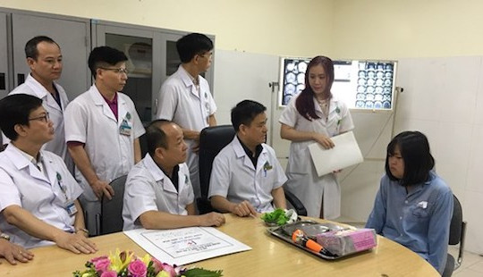 Cắt xương chân tái tạo khuôn mặt cho thiếu nữ 16 tuổi