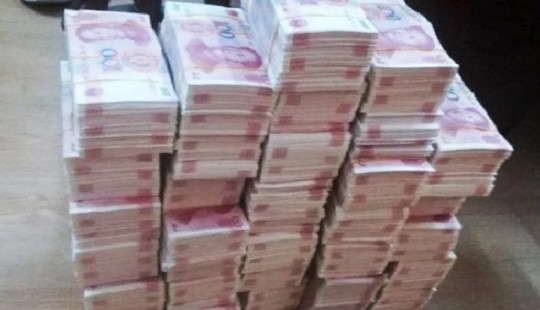 Trung Quốc: Bố in tiền giả để trả viện phí cho con gái