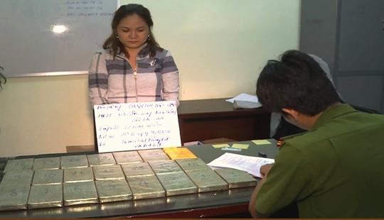 Bắt người phụ nữ vận chuyển 22 bánh heroin trên xe khách