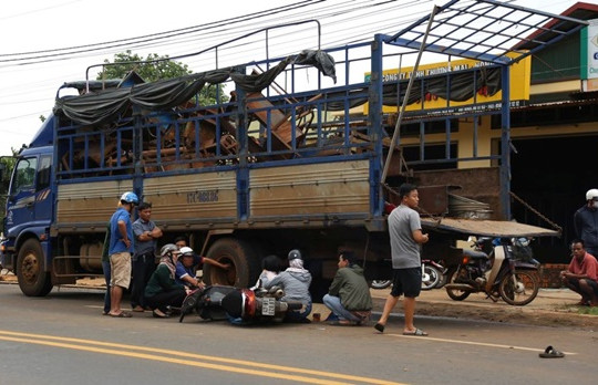 Tông vào đuôi xe tải đậu bên đường, người đàn ông tử vong tại chỗ