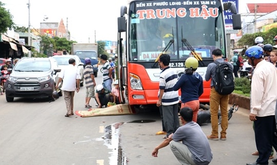 Sang đường bất cẩn, cụ ông bị xe khách tông tử vong