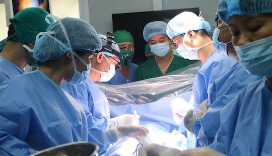 Dùng máy tim phổi nhân tạo để mổ u phổi cho nữ bệnh nhân
