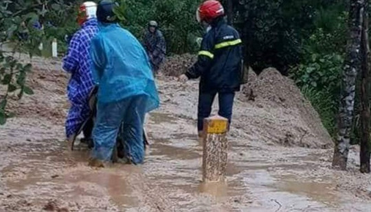 Kon Tum: Mưa lớn kéo dài nhiều tuyến đường đứt gãy, sạt lở