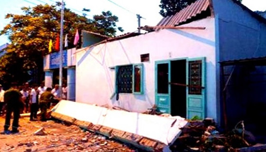 Giông lốc cuốn đổ tường nhà, 2 bà cháu tử vong