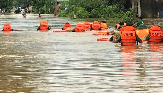 Nghệ An: Ba người bị lũ cuốn trôi