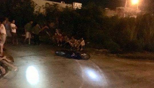 Xe bán tải kéo lê xe máy dọc đường sau va chạm giao thông