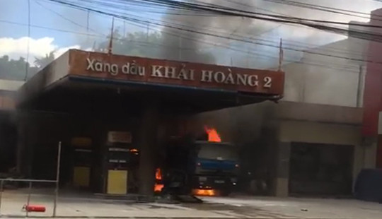 Cây xăng bốc cháy dữ dội, người dân hỗn loạn