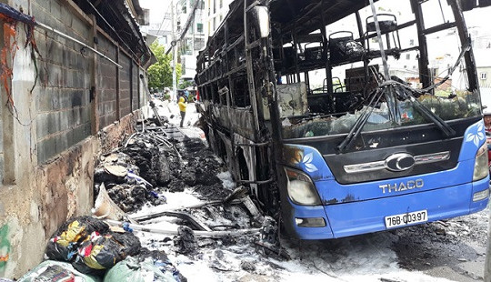 Xe khách nằm giường bốc cháy ngùn ngụt kèm theo tiếng nổ