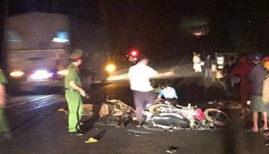 Hai xe máy tông nhau trực diện, 3 người thương vong