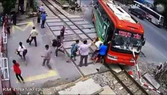 Gác chắn tàu đâm xuyên kính ô tô khách, hàng chục hành khách hoảng loạn