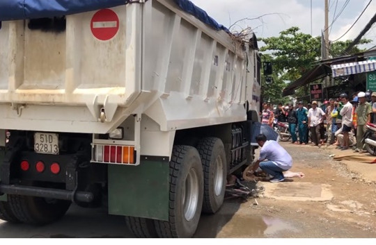 Đến trường sau kỳ nghỉ hè, bé gái lớp 4 bị xe ben cán tử vong