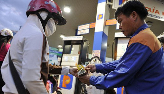 Tiếp tục giữ nguyên giá xăng, giảm giá dầu