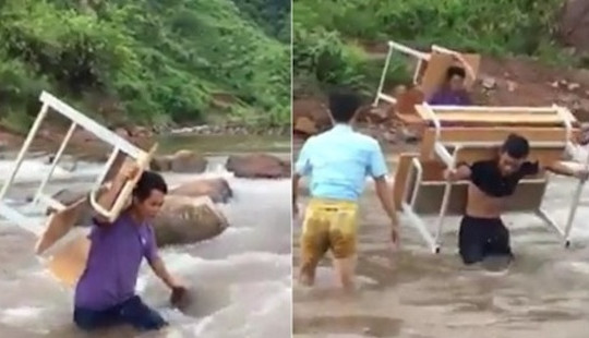 Xúc động clip thầy giáo vùng cao cõng bàn ghế vượt suối chuẩn bị ngày tựu trường