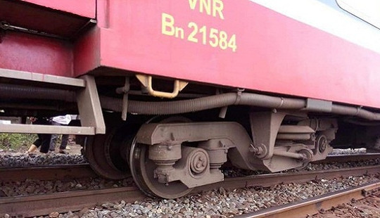 Tàu trật bánh ở Bình Thuận, đường sắt Bắc - Nam tê liệt