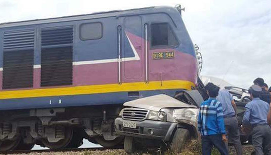 Tàu hỏa tông ô tô, 4 người thương vong trên đường đi ăn rằm