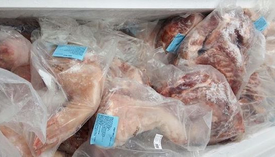 Phát hiện hàng trăm ký thịt heo hết “đát” trong siêu thị