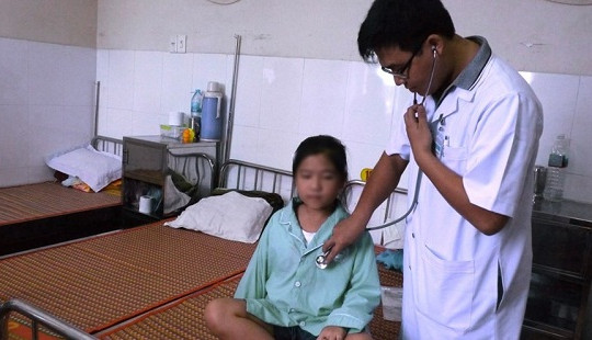 Bé gái 11 tuổi mắc bệnh lạ, toát mồ hôi đỏ như máu