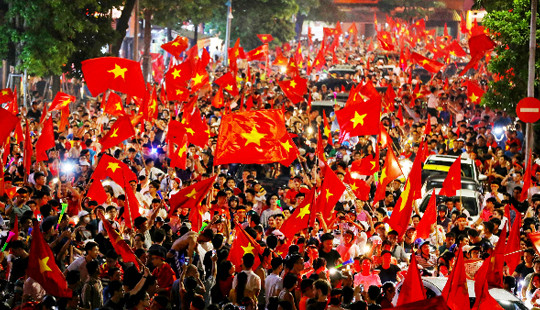 Cả dân tộc vỡ òa ăn mừng chiến thắng của Olympic Việt Nam