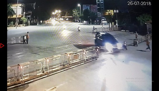 Ô tô 7 chỗ phóng như điên, húc tung gác chắn ở Thanh Hóa