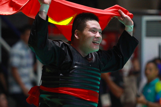 Võ sĩ Việt Nam đoạt HC vàng pencak silat dù bốn lần bị quật ngã