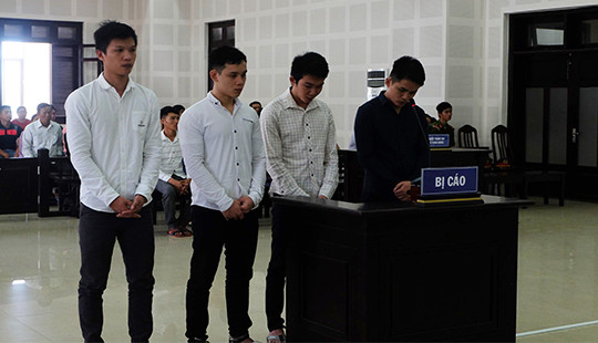4 nam thanh niên vào tù vì dùng hung khí giải quyết mâu thuẫn